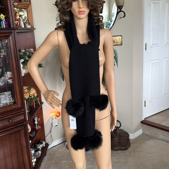 Brand New UGG 100% Cashmere Black Knit Scarf w/ Real Lamb Fur Sheepskin Pom Poms - Picture 13 of 15